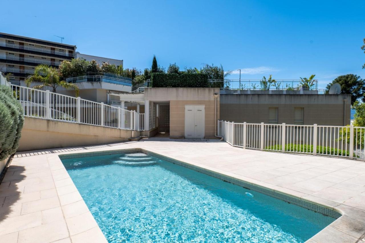 Garden-level Pool & Sea View